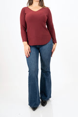 modella indossando Maglia SoftVibe in misto viscosa scollo a V colore