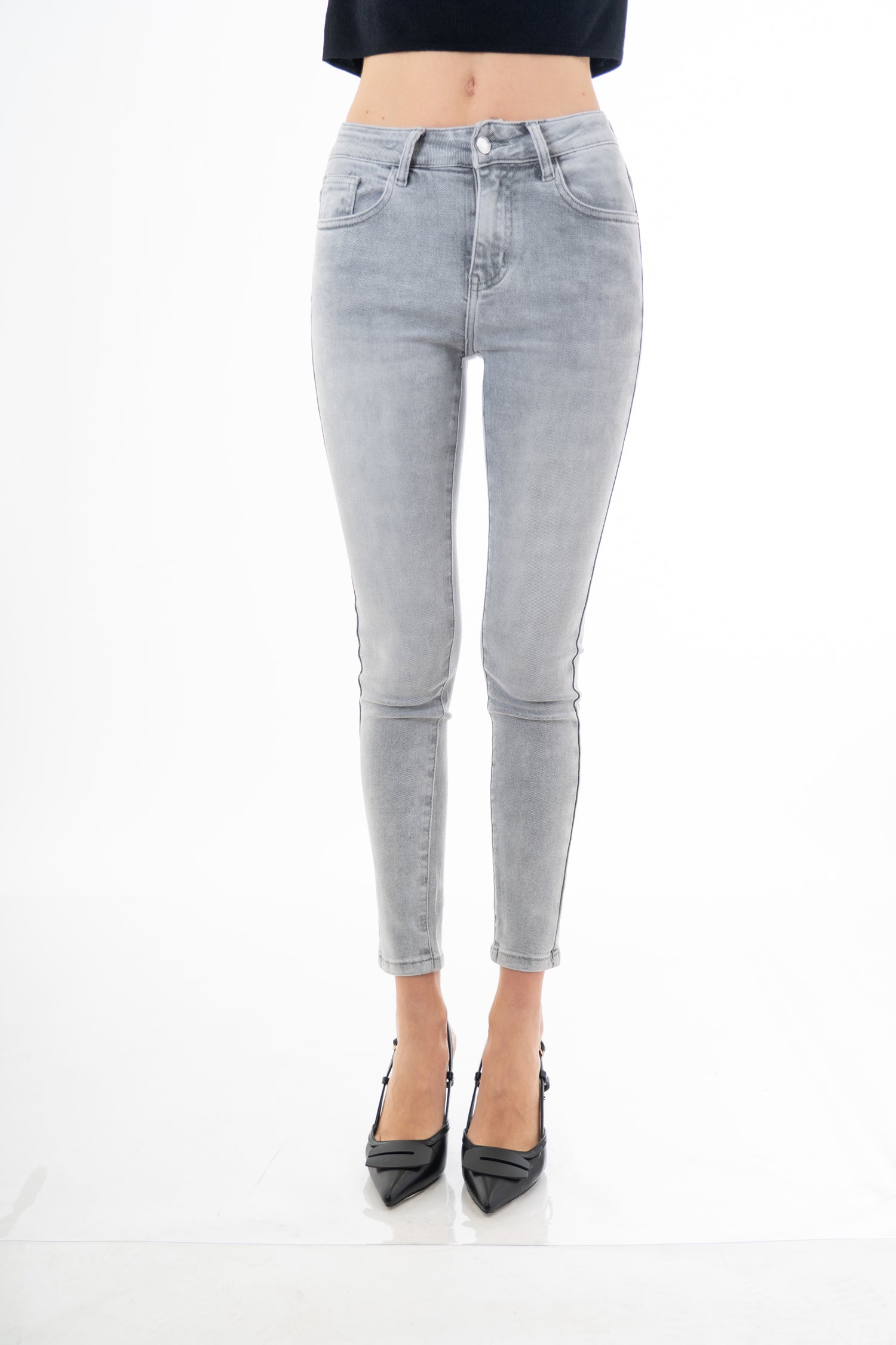 modella indossando Jeans slim fit grigio chiaro lavaggio used in denim cotone e lyocell colore
