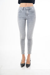 modella indossando Jeans slim fit grigio chiaro lavaggio used in denim cotone e lyocell colore