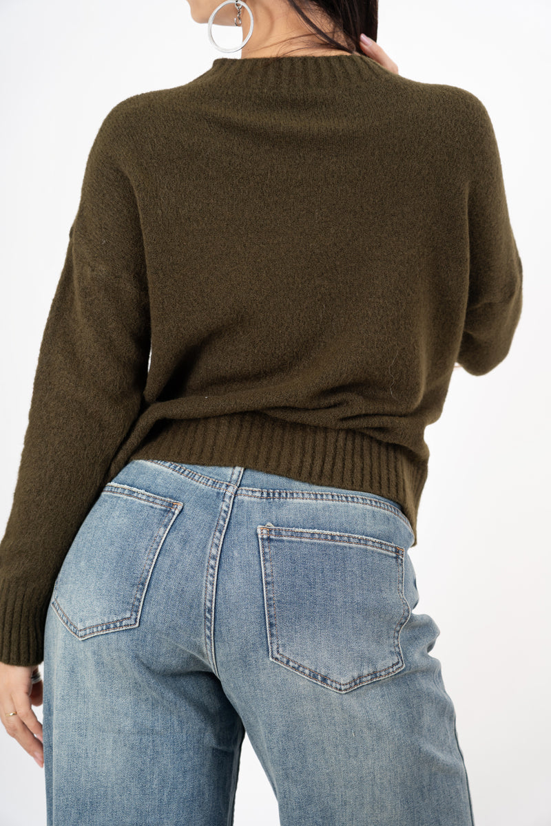 modella indossando Maglione girocollo con scritta “Ho sempre ragione” in misto lana Made in Italy colore