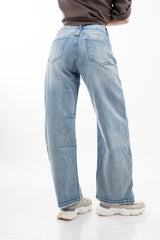 modella indossando Jeans balloon a vita alta in denim con gamba arrotondata colore