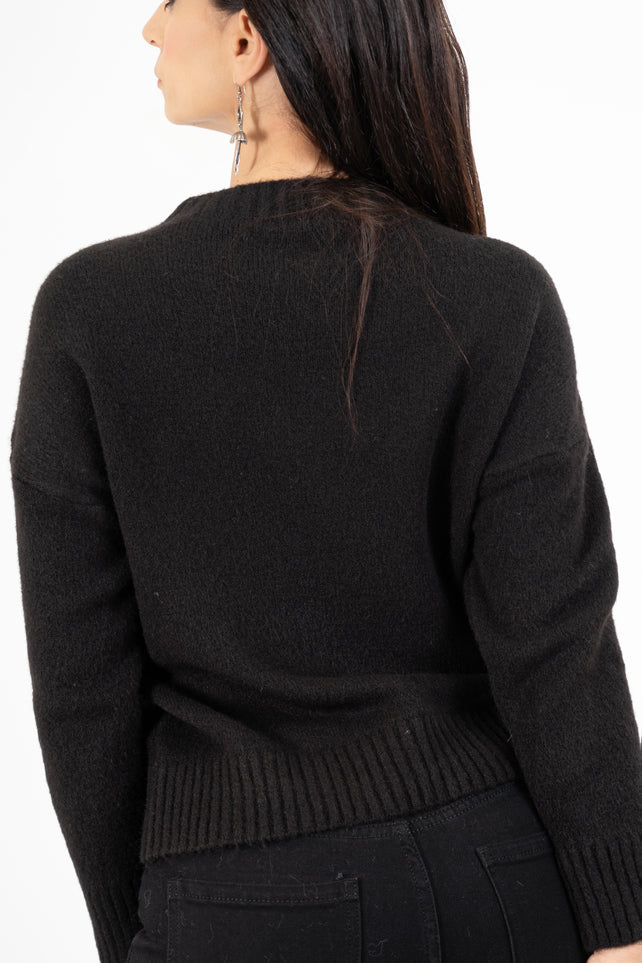 modella indossando Maglione girocollo “No vabbè” in misto lana ricamato colore