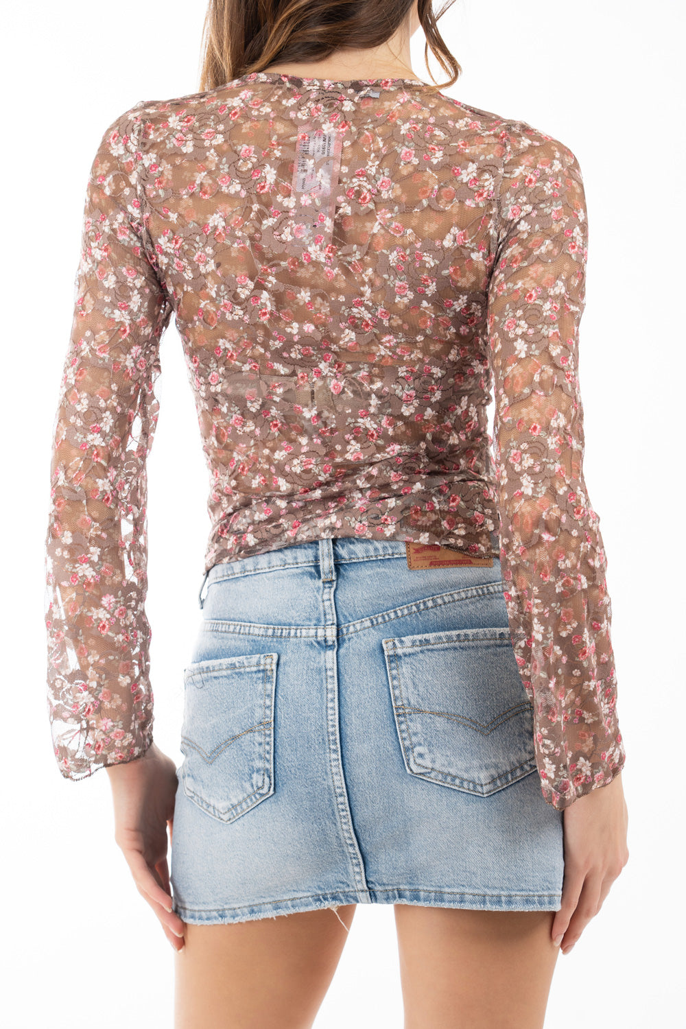 modella indossando Maglia in pizzo elasticizzato floreale con scollo a V e fodera interna colore