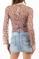 modella indossando Maglia in pizzo elasticizzato floreale con scollo a V e fodera interna colore