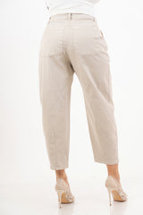 modella indossando Pantalone cropped in cotone beige Made in Italy colore