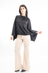 modella indossando Blusa in raso con maniche pipistrello e scollo a goccia colore