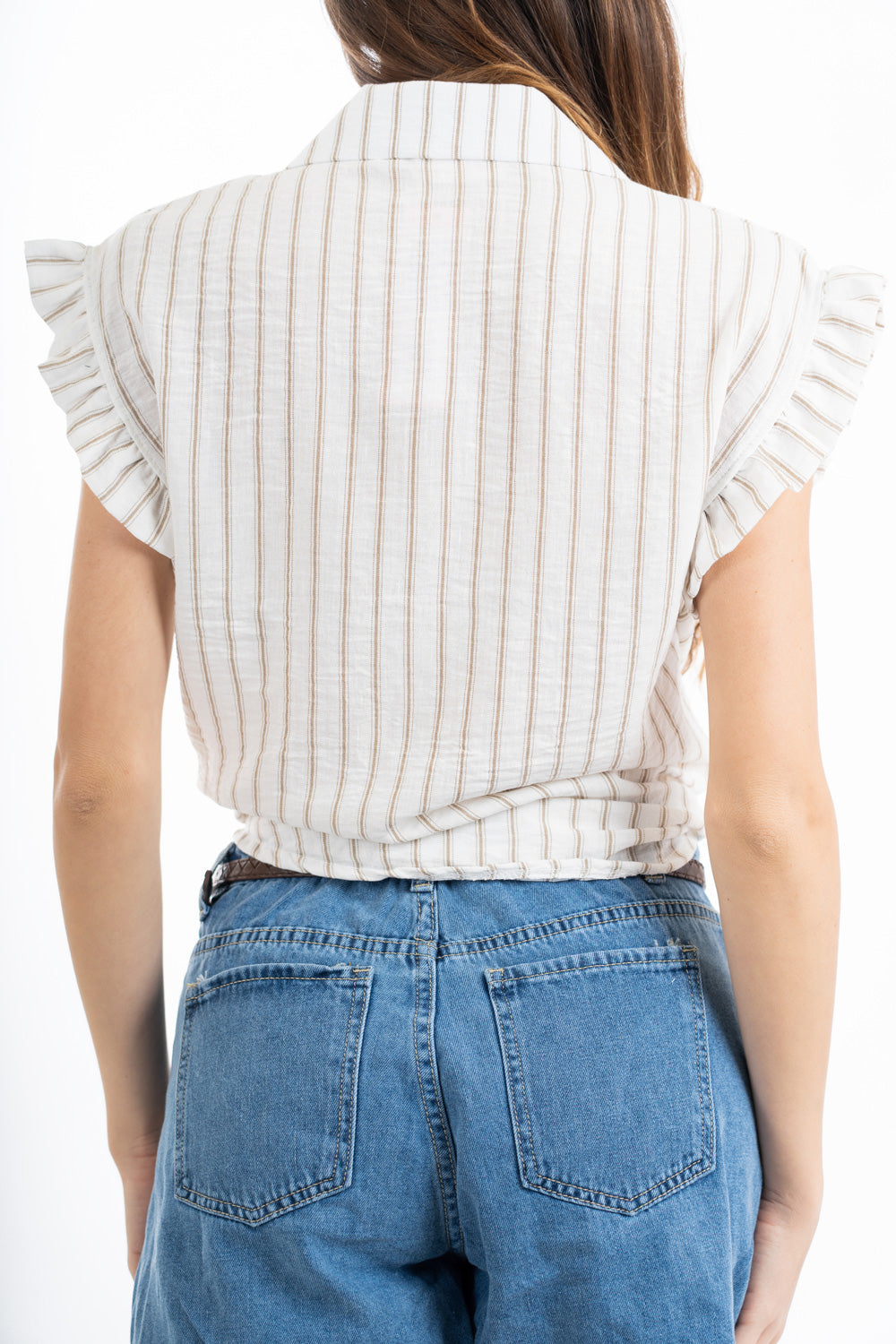 modella indossando Camicia smanicata rigata in misto cotone con rouge sul giromanica colore