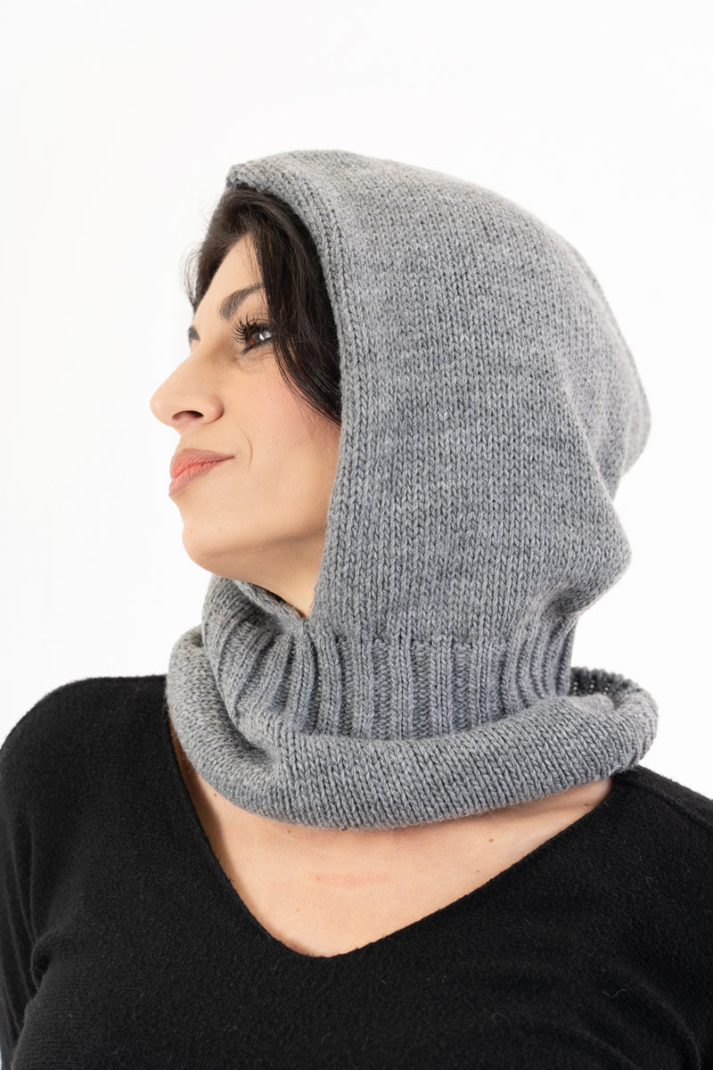 modella indossando Balaclava in maglia morbida Made in Italy colore