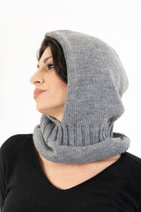 modella indossando Balaclava in maglia morbida Made in Italy colore