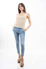 modella indossando Top in viscosa lurex a costine con scollo a V colore