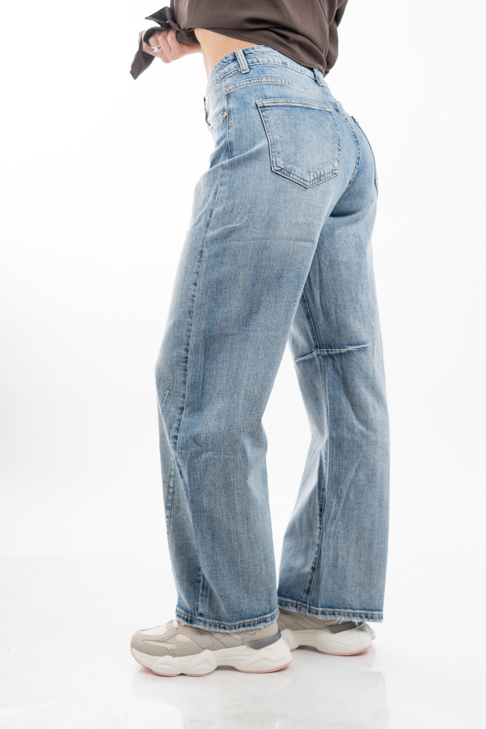 modella indossando Jeans balloon a vita alta in denim con gamba arrotondata colore
