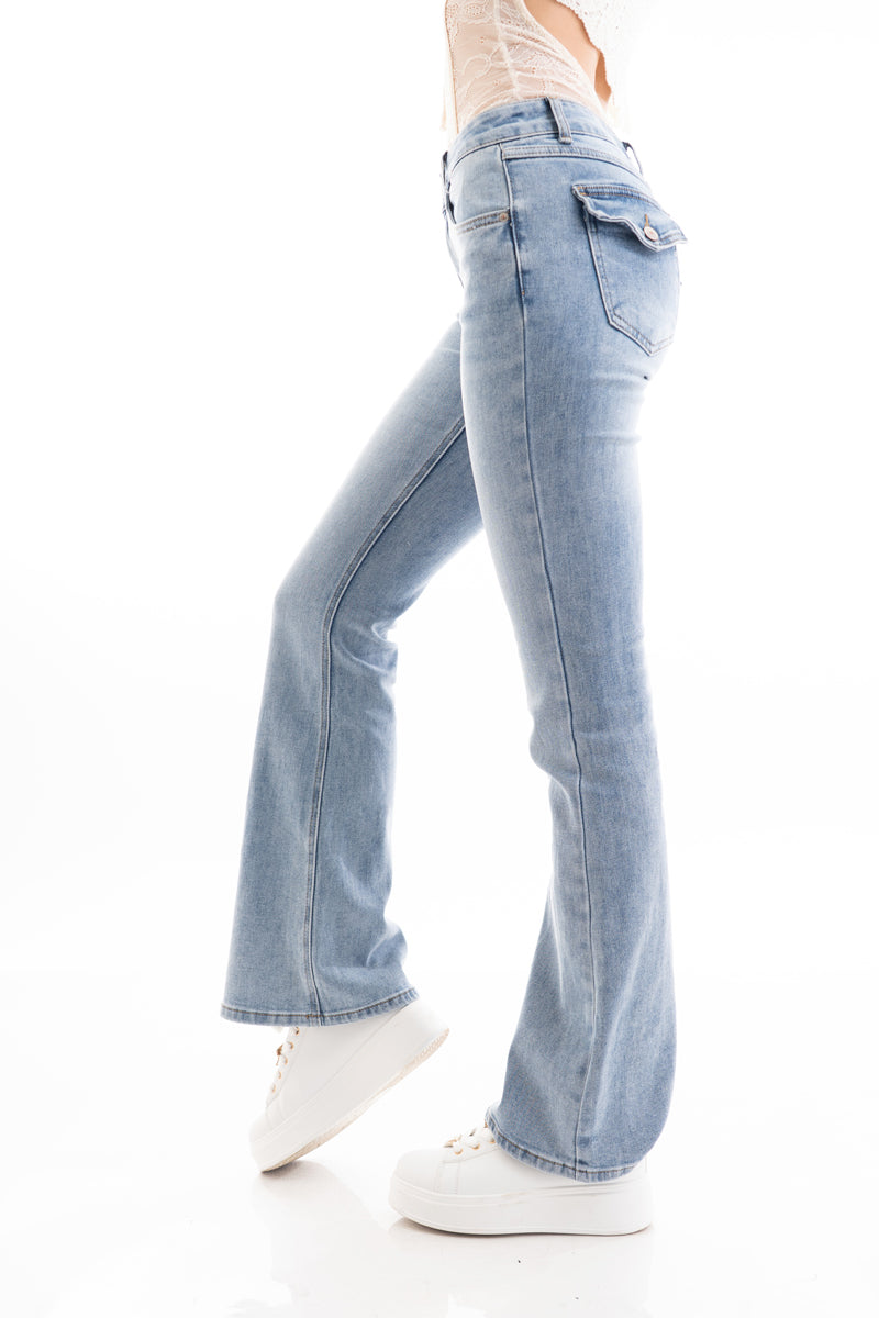 modella indossando Jeans flare a vita media in denim elasticizzato con tasche posteriori con pattina colore Denim Medio