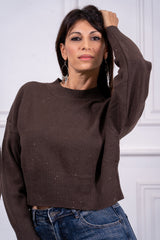 modella indossando Maglia Lumira girocollo alto con micropaillettes colore Marrone Unica