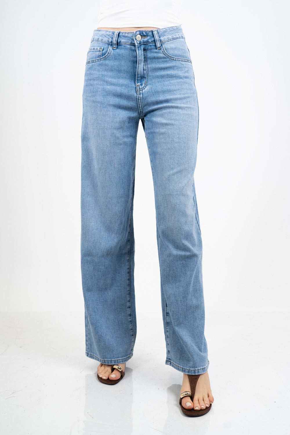 Jeans palazzo a vita bassa in denim lavaggio medio con gamba ampia.