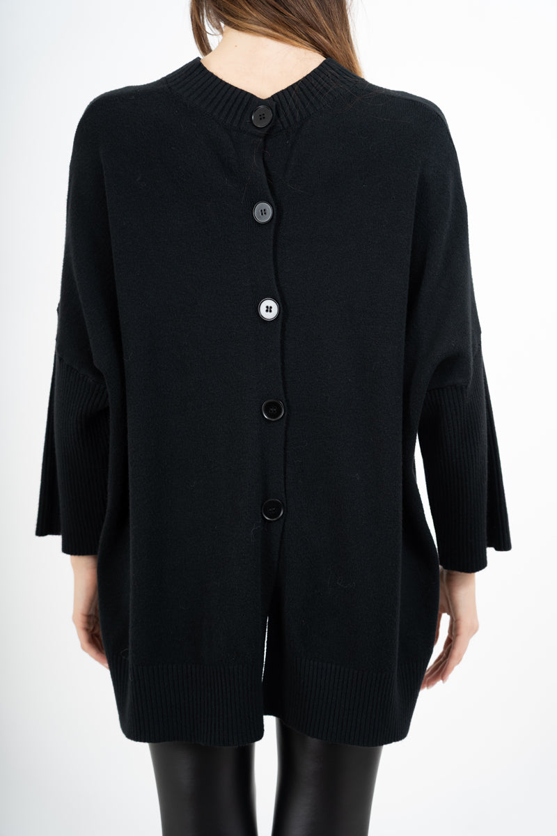 modella indossando Maglia lunga in misto viscosa con bottoni sul retro colore