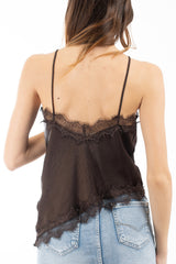 modella indossando Top in raso con pizzo applicato e spalline sottili colore