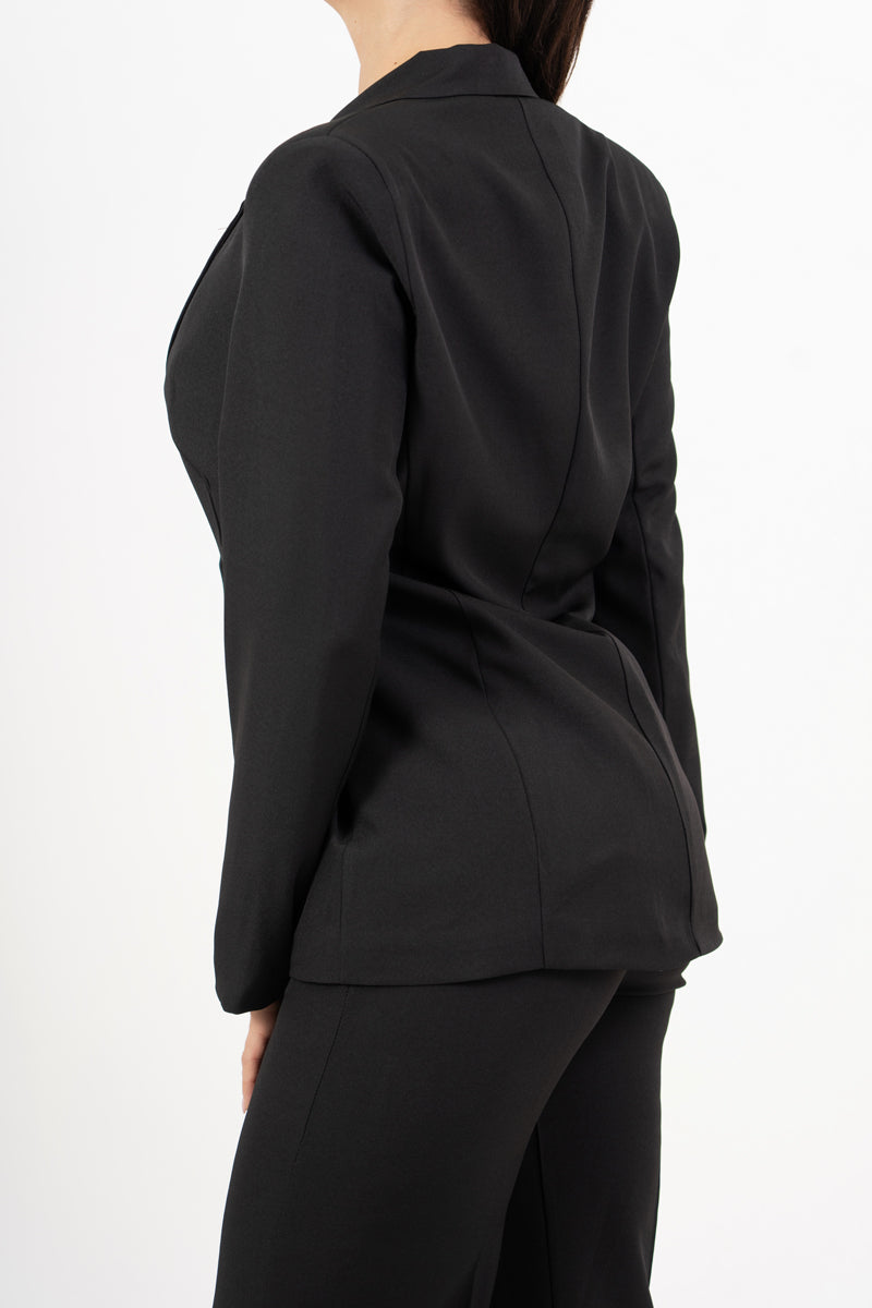 modella indossando Giacca avvitata nera con bottone singolo e fodera in raso colore