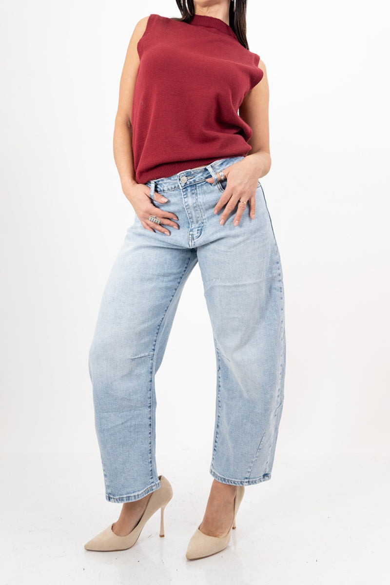 modella indossando Jeans modello barrel a gamba arrotondata in denim chiaro colore Denim Chiaro