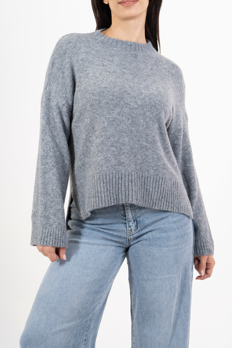 modella indossando Maglione over girocollo con fondo asimmetrico e spacchi laterali colore Grigio scuro Unica