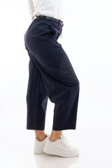 modella indossando Pantalone vita alta con cintura e micro gessatura Blu colore