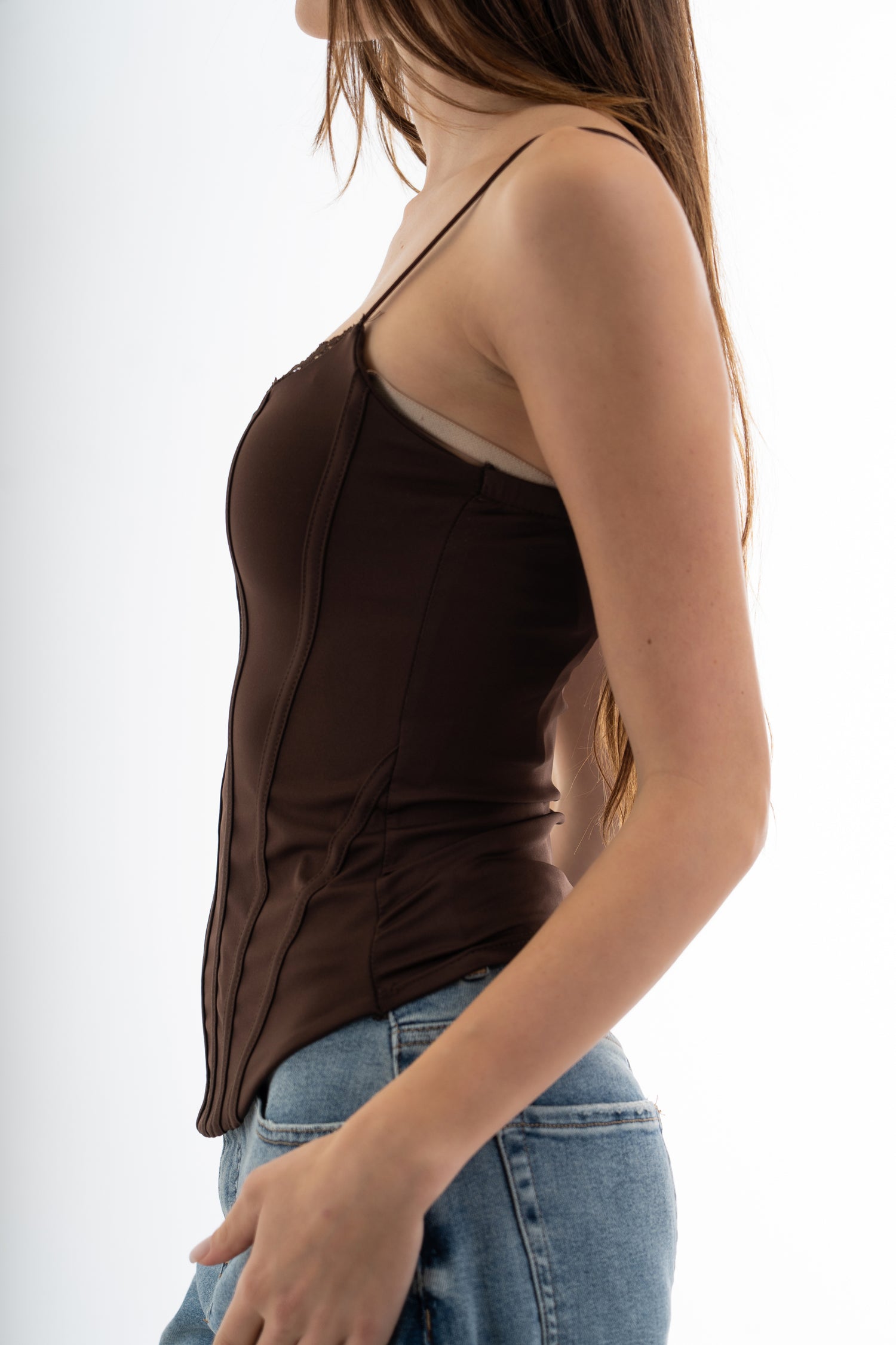modella indossando Top effetto bustier in maglina elasticizzata con cuciture a vista e passamaneria colore