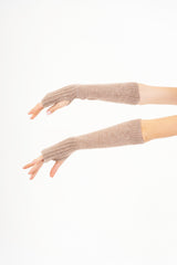 modella indossando Manicotti SoftWarm in misto lana e viscosa colore Camel Unica