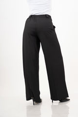 modella indossando Pantalone dritto rigato spinato nero colore