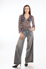 modella indossando Maglia in pizzo elasticizzato floreale con scollo a V e fodera interna colore