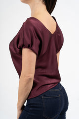 modella indossando Blusa effetto raso cangiante con scollo V e manica con cucitura interna colore