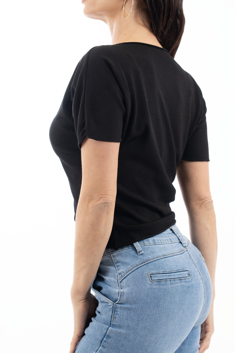 modella indossando Maglia in viscosa a manica corta con finitura minimal colore