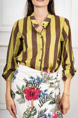 modella indossando Camicia Collo Coreana in Tencel a Righe Multicolor colore