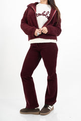 modella indossando Pantalone a Coste a Zampa in Cotone – Bordeaux colore BORDEAUX