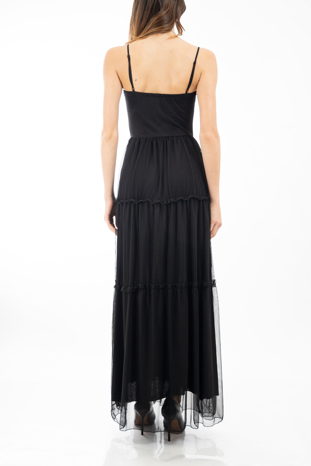 modella indossando Abito lungo in microrete elasticizzata doppiata con bustier strutturato e gonna a balze colore