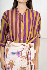 modella indossando Camicia in Cotone Leggero a Righe Bicolore Made in Italy colore