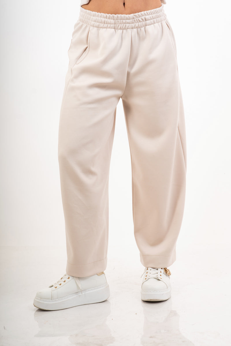 modella indossando Pantalone in misto viscosa con elastico in vita colore