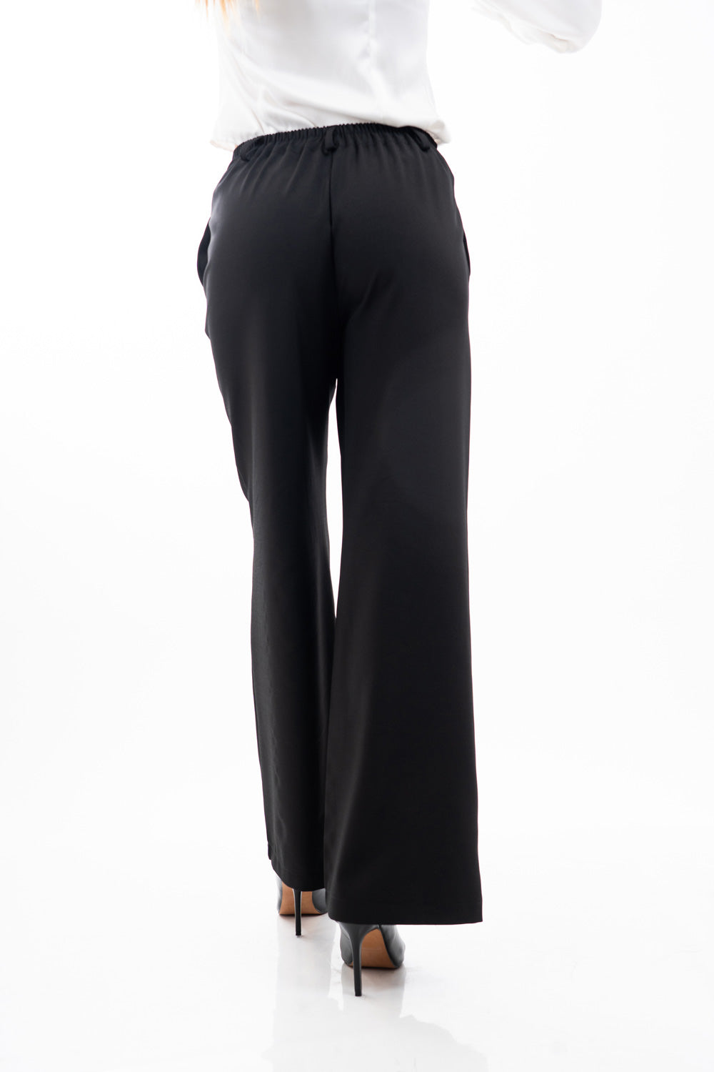 modella indossando Pantalone palazzo nero con elastico sul retro e tasche laterali a scomparsa colore