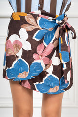 modella indossando Gonna Pareo Corta Fantasia Fiori Vintage colore