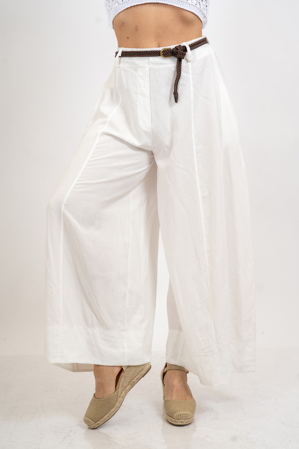 Pantalone balloon cropped in misto lino con cintura intrecciata.