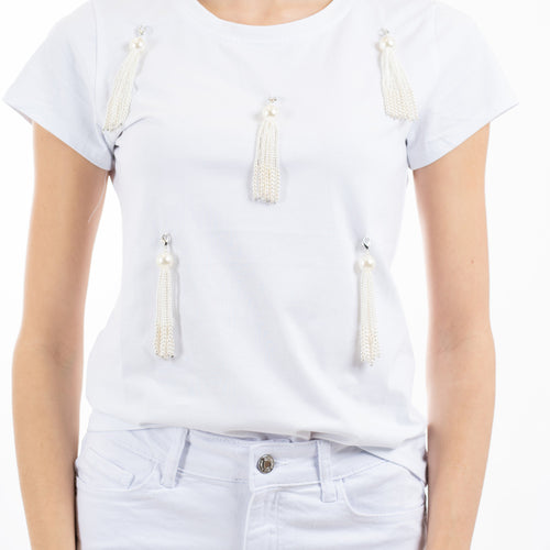 modella indossando T-shirt con pendenti perle removibili in cotone elasticizzato colore Bianco Unica