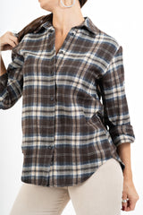 modella indossando Camicia in flanella di cotone a quadri colore Marrone Unica