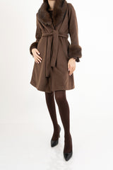 modella indossando Cappotto in panno rigato Marrone con collo in pelliccia colore Marrone