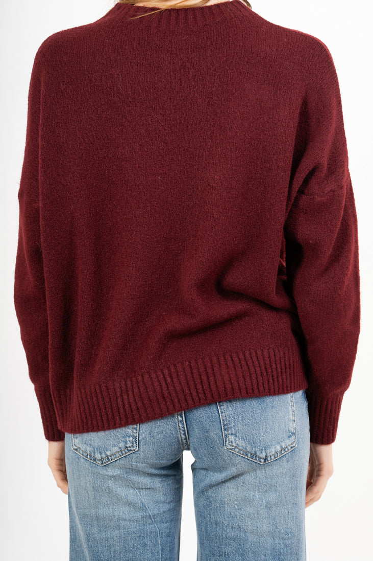 modella indossando Maglia girocollo morbida a spalla scesa in filato caldo colore