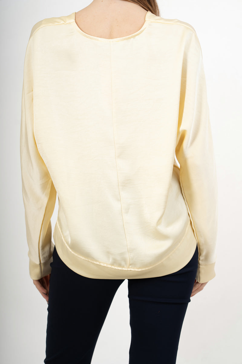 modella indossando Blusa ampia in raso cangiante con scollo a V e maniche a pipistrello colore