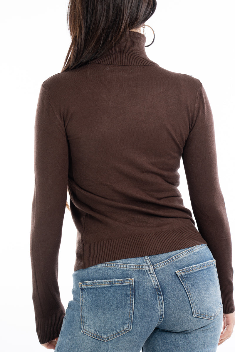 modella indossando Maglia Dream Basic Dolcevita in Viscosa colore