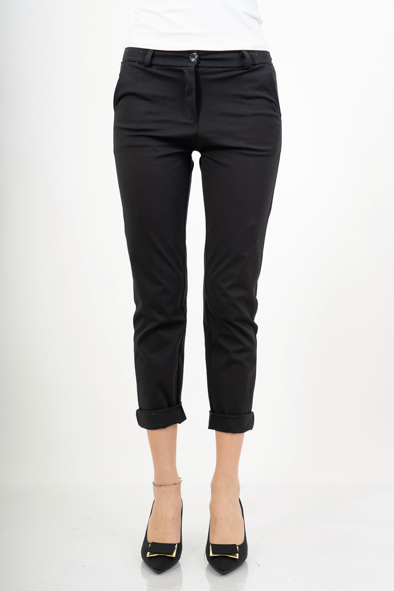 modella indossando Pantalone nero elasticizzato con risvolto in misto cotone colore