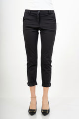 modella indossando Pantalone nero elasticizzato con risvolto in misto cotone colore