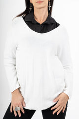 modella indossando Maglia over con scollo a V e orlo stondato in viscosa colore PANNA Unica