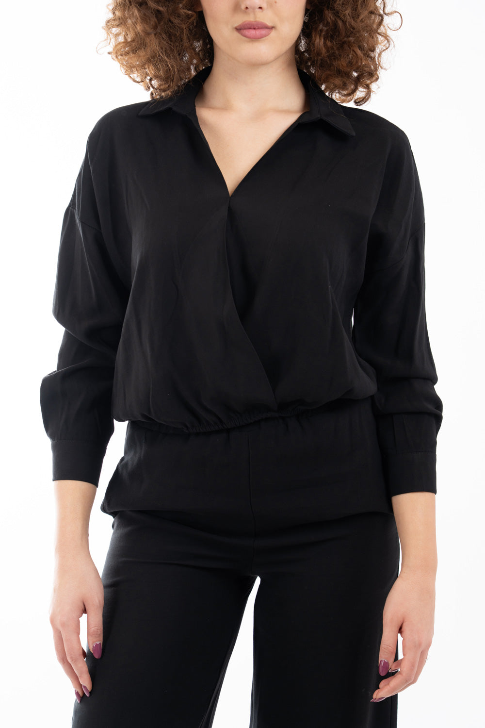 modella indossando Blusa con scollo incrociato e fondo elastico in misto viscosa colore Nero Unica