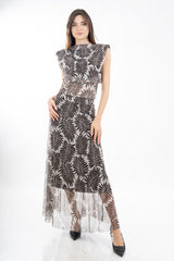 modella indossando Completo top a palloncino e gonna lunga in microrete Feather Leaf colore