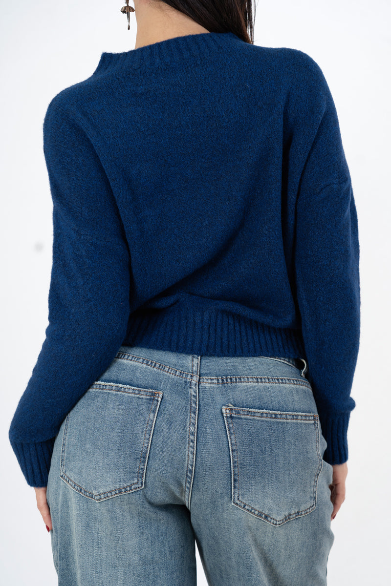 modella indossando Maglione girocollo con scritta “Bella e impossibile” in misto lana Made in Italy colore